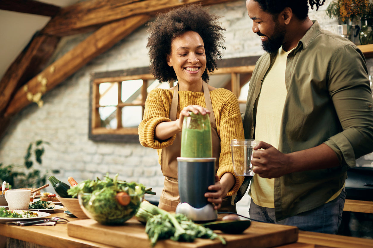 couple making smoothie for clean eating for weight loss